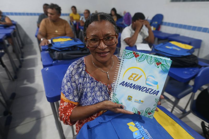 EJA educação de jovens e adultos com distribuição de mochila na escola Antônio Teixeira Queiros no bairro 40 Horas