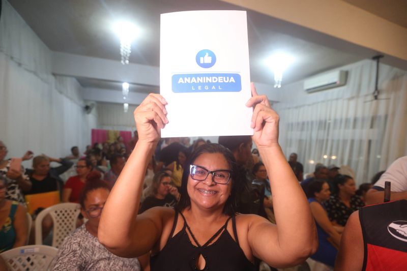 Entrega de certidão de imóvel para moradores da comunidade Park Vitória no bairro Coqueiro