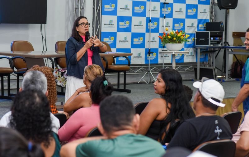 Curso de manipulação de alimentos e precificação no auditório da Semed