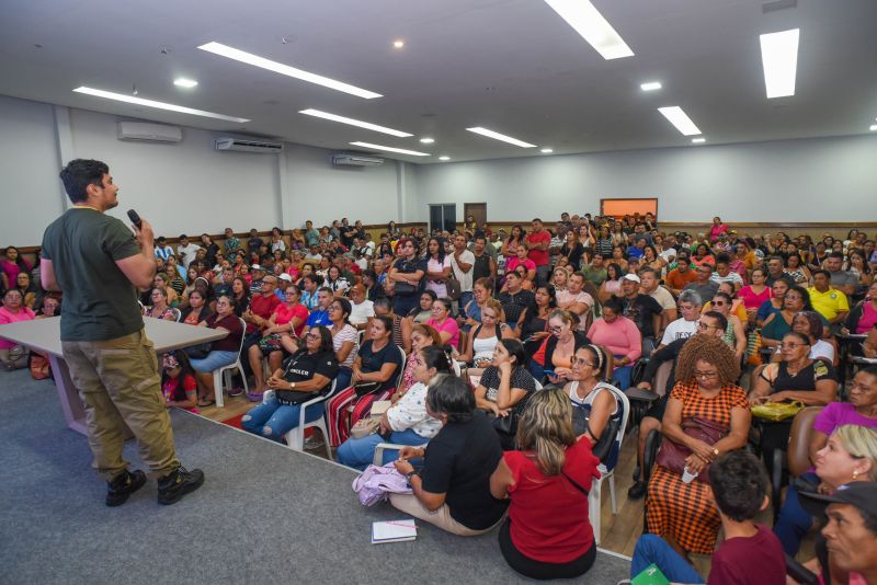 Curso de manipulação de alimentos e precificação no auditório da Semed