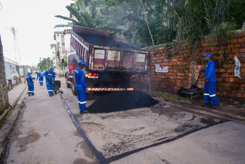 Serviço de recuperação do asfalto da travessa Santa Maria no bairro Centro