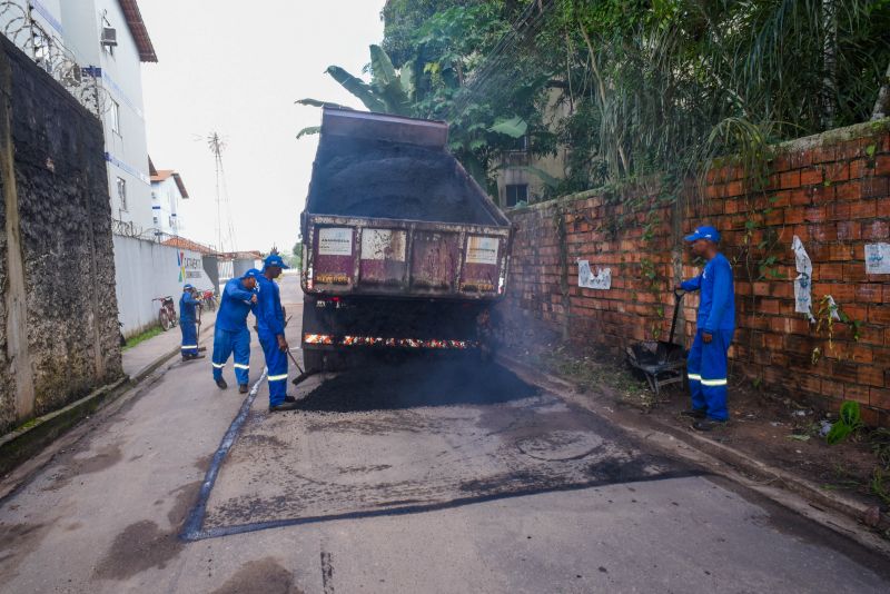 Serviço de recuperação do asfalto da travessa Santa Maria no bairro Centro