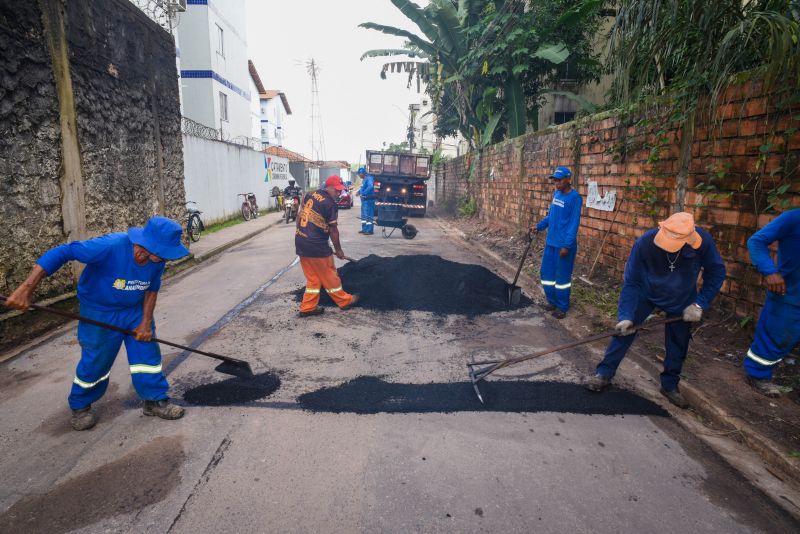 Serviço de recuperação do asfalto da travessa Santa Maria no bairro Centro