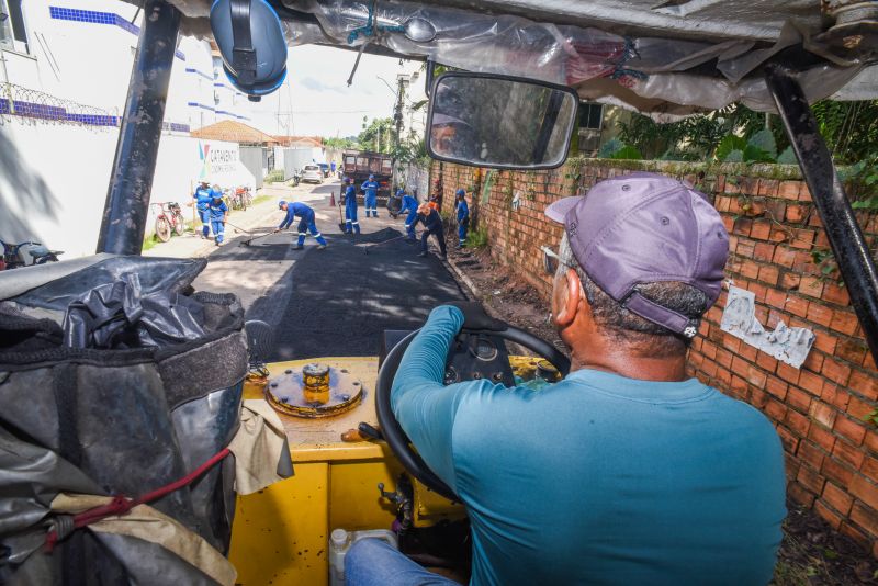 Serviço de recuperação do asfalto da travessa Santa Maria no bairro Centro