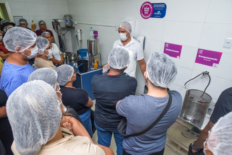 Boas práticas na manipulação do açaí, aula prática de beneficiamento na casa do açaí.