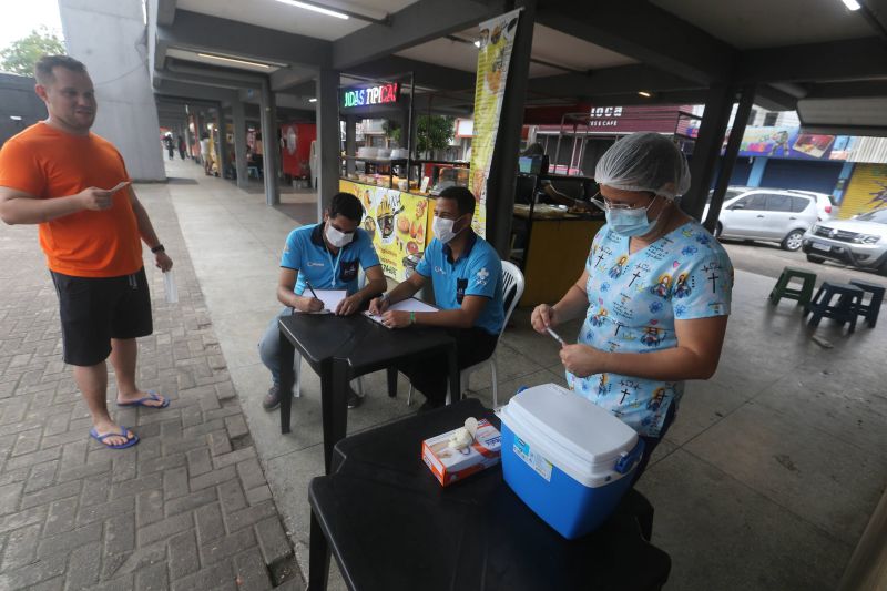 Trabalhadores vacinados para reforçar a imunização local praça da Bíblia