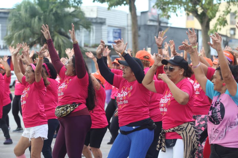 Aulão Fitdance Especial dia das Mães na Praça da Bíblia