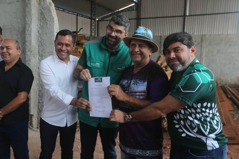 Ato de doação de madeiras aos ribeirinhos das ilhas de Ananindeua