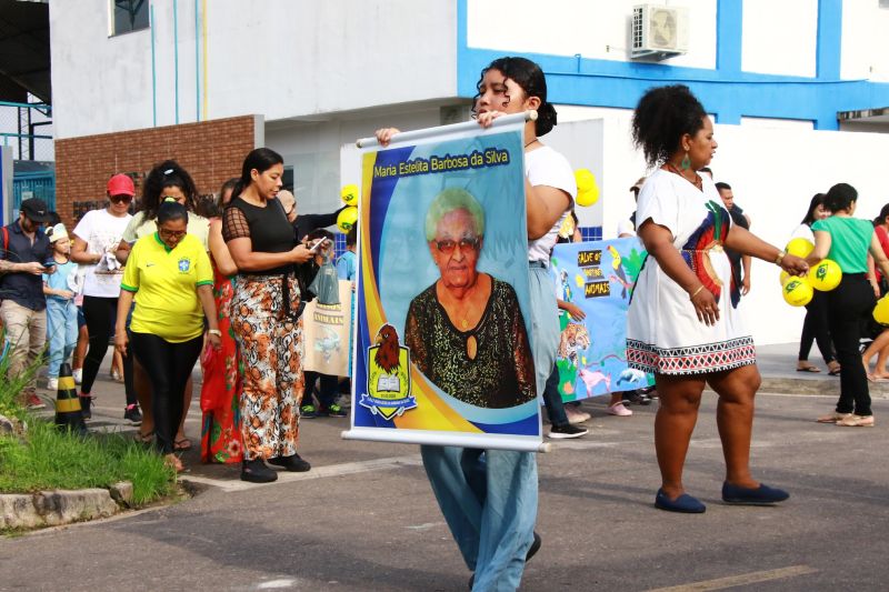 Desfile das escolas alusivo ao dia da Independência na EMEF Maria Estelita