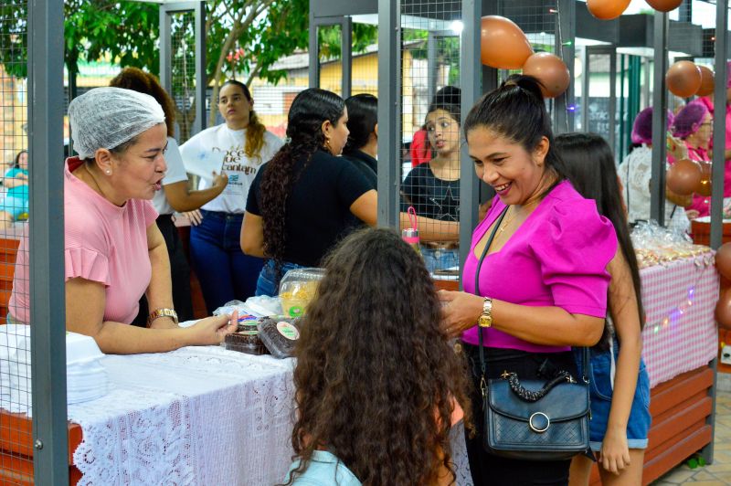 Feira do artesanato com exposição Doces que Encantam
