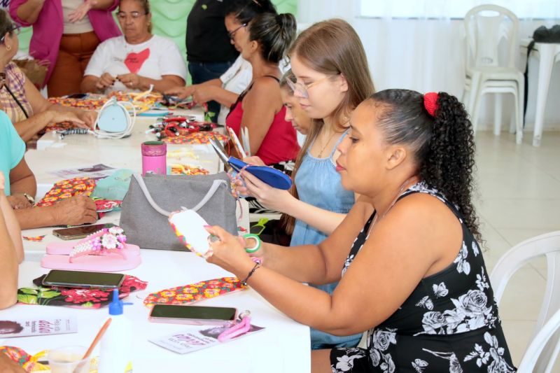 Curso de sandálias decoradas no salão de festas do condomínio Jardim Tropical na Br 316