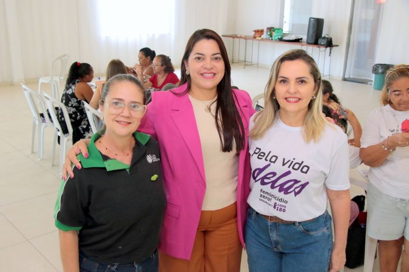 Curso de sandálias decoradas no salão de festas do condomínio Jardim Tropical na Br 316