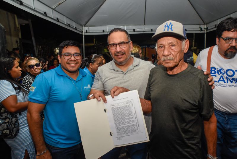 Entrega de Certidão de Imóveis para moradores da comunidade jardim Nova Vida no bairro 40 Horas