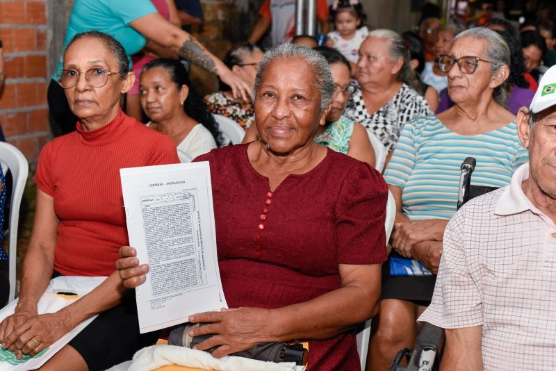 Entrega de Certidão de Imóveis para moradores da comunidade jardim Nova Vida no bairro 40 Horas