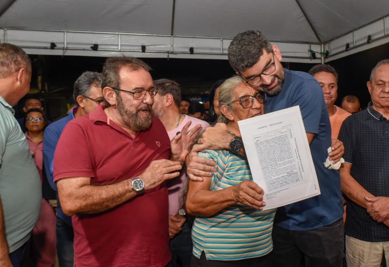Entrega de Certidão de Imóveis para moradores da comunidade jardim Nova Vida no bairro 40 Horas