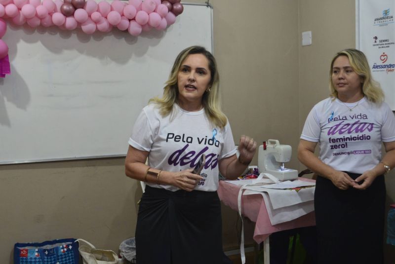 Entrega de certificados do curso sandálias decoradas na sala da Semmu