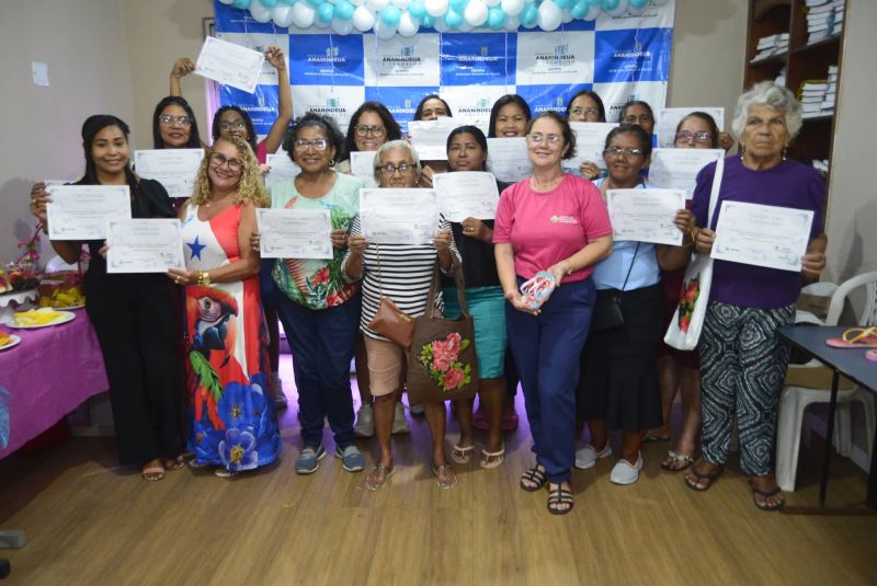Entrega de certificados do curso sandálias decoradas na sala da Semmu