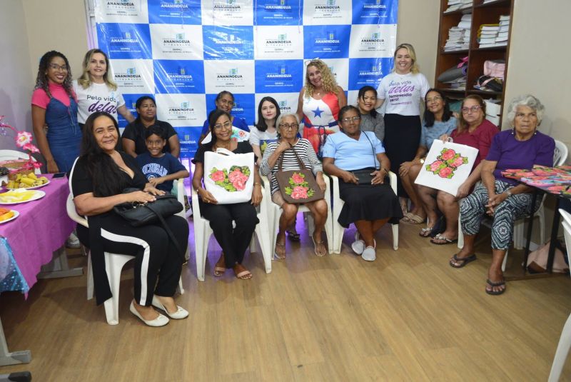 Entrega de certificados do curso sandálias decoradas na sala da Semmu