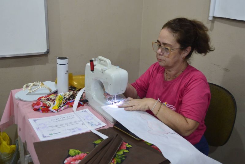 Entrega de certificados do curso sandálias decoradas na sala da Semmu