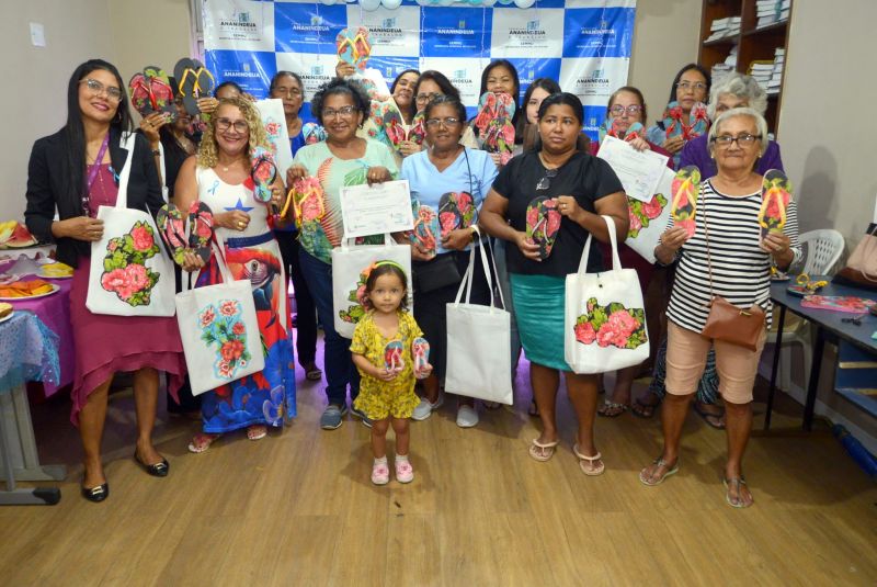 Entrega de certificados do curso sandálias decoradas na sala da Semmu