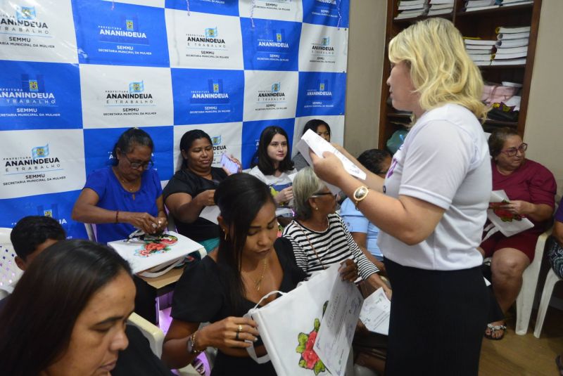 Entrega de certificados do curso sandálias decoradas na sala da Semmu