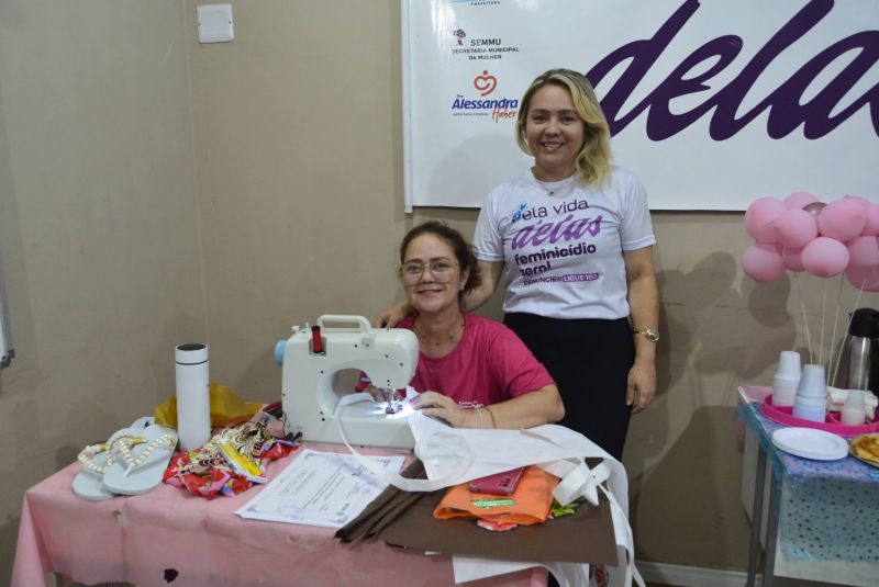 Entrega de certificados do curso sandálias decoradas na sala da Semmu