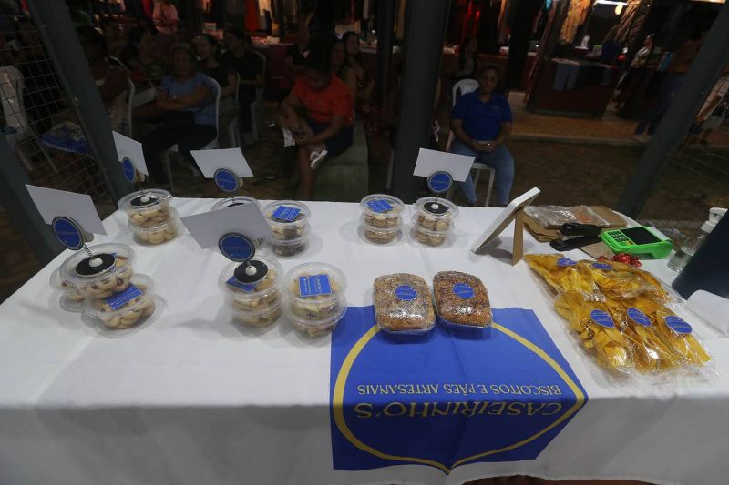 Entrega de certificados para alunos do curso Doces que Encantam na feira do Artesanato