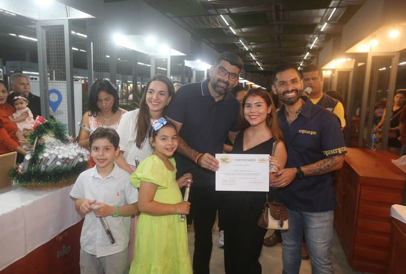 Entrega de certificados para alunos do curso Doces que Encantam na feira do Artesanato