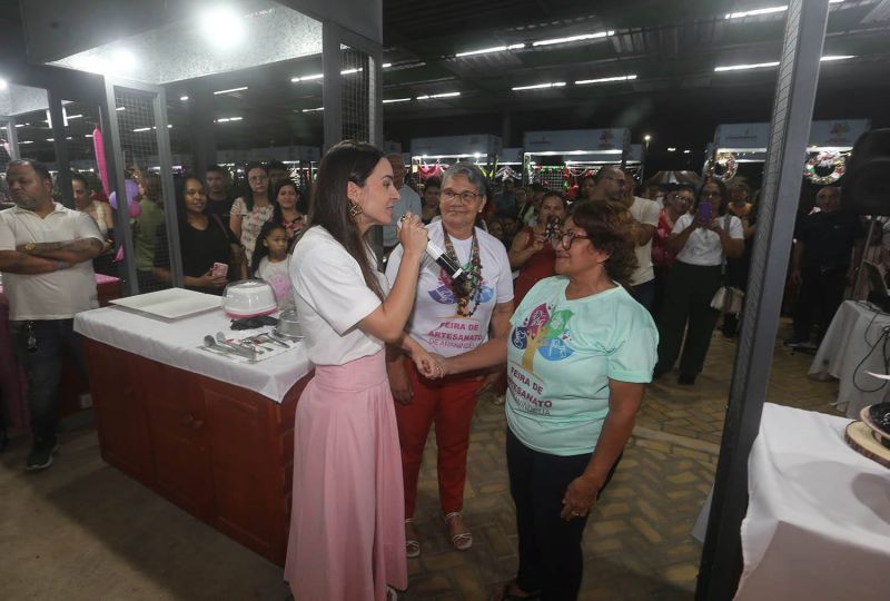 Entrega de certificados para alunos do curso Doces que Encantam na feira do Artesanato