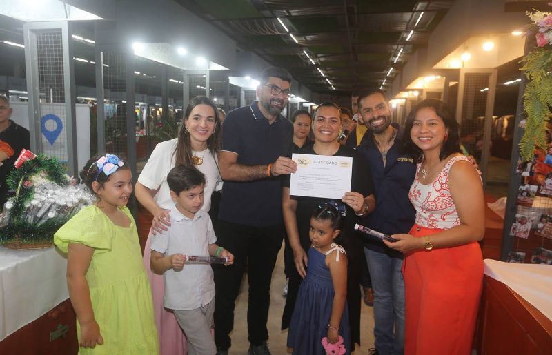 Entrega de certificados para alunos do curso Doces que Encantam na feira do Artesanato