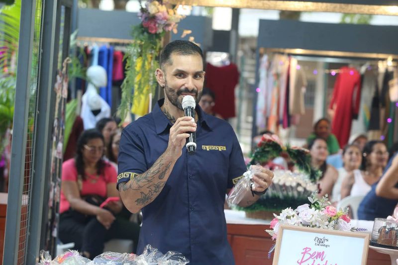 Entrega de certificados para alunos do curso Doces que Encantam na feira do Artesanato