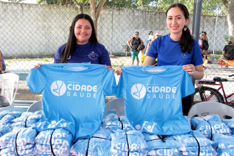 Entrega de camisas para alunos do Projeto Bom de Bola e Bom de Escola na Praça Tancredo Neves