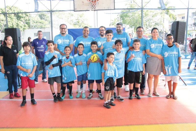 Entrega de camisas para alunos do Projeto Bom de Bola e Bom de Escola na Praça Tancredo Neves