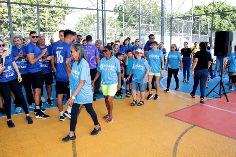 Entrega de camisas para alunos do Projeto Bom de Bola e Bom de Escola na Praça Tancredo Neves
