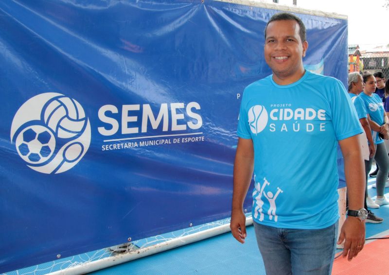 Entrega de camisas para alunos do Projeto Bom de Bola e Bom de Escola na Praça Tancredo Neves