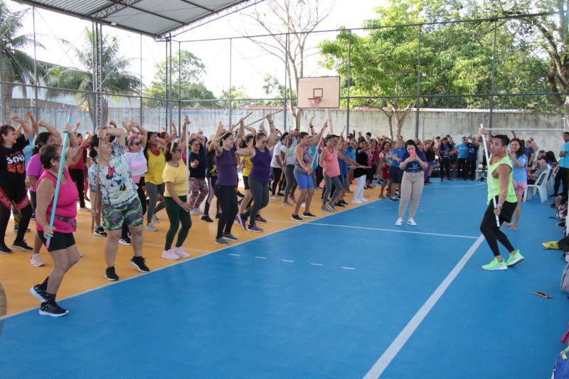Entrega de camisas para alunos do Projeto Bom de Bola e Bom de Escola na Praça Tancredo Neves