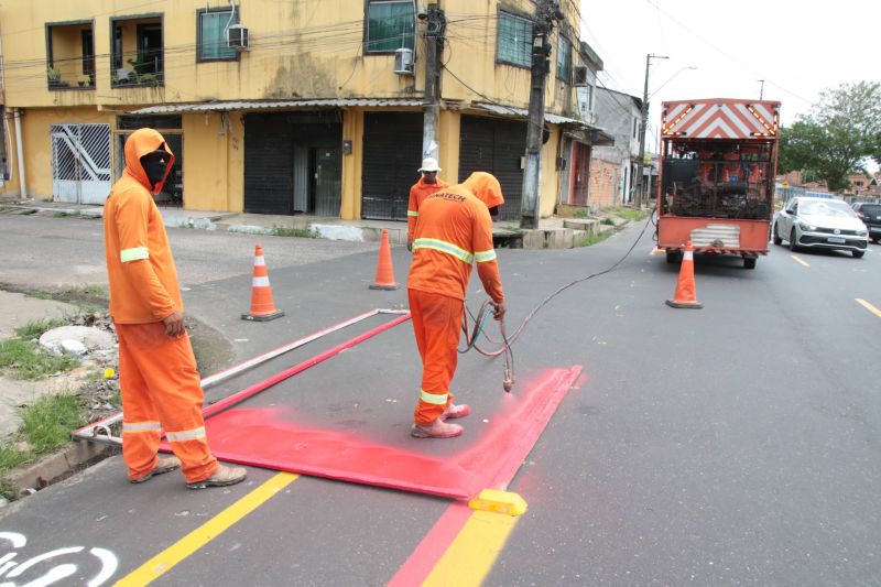 Sinalização viária na avenida Solimões no bairro PAAR