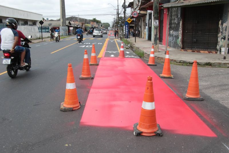 Sinalização viária na avenida Solimões no bairro PAAR