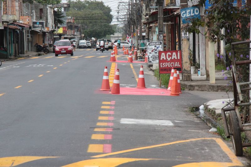 Sinalização viária na avenida Solimões no bairro PAAR