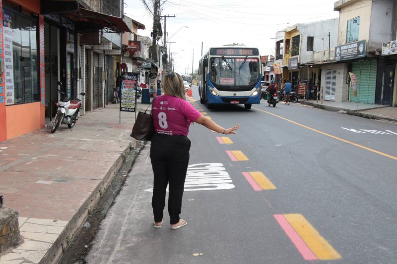 Sinalização viária na avenida Solimões no bairro PAAR