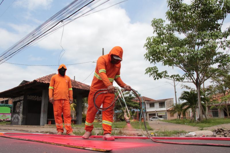 Sinalização viária na avenida Solimões no bairro PAAR