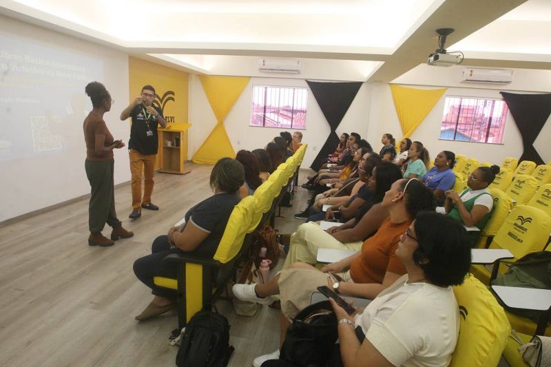 Aula de Libras básica aplicada no atendimento inclusivo