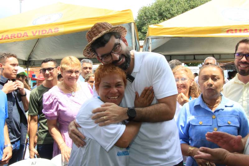 O prefeito e o vice-prefeito abraçaram a população no decorrer do evento