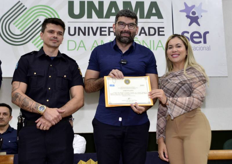 Prefeito Dr. Daniel Santos recebendo homanagem "Amigo da Guarda".