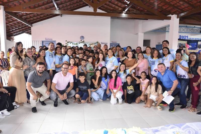 Comunidade escolar celebrando o ato de entrega 