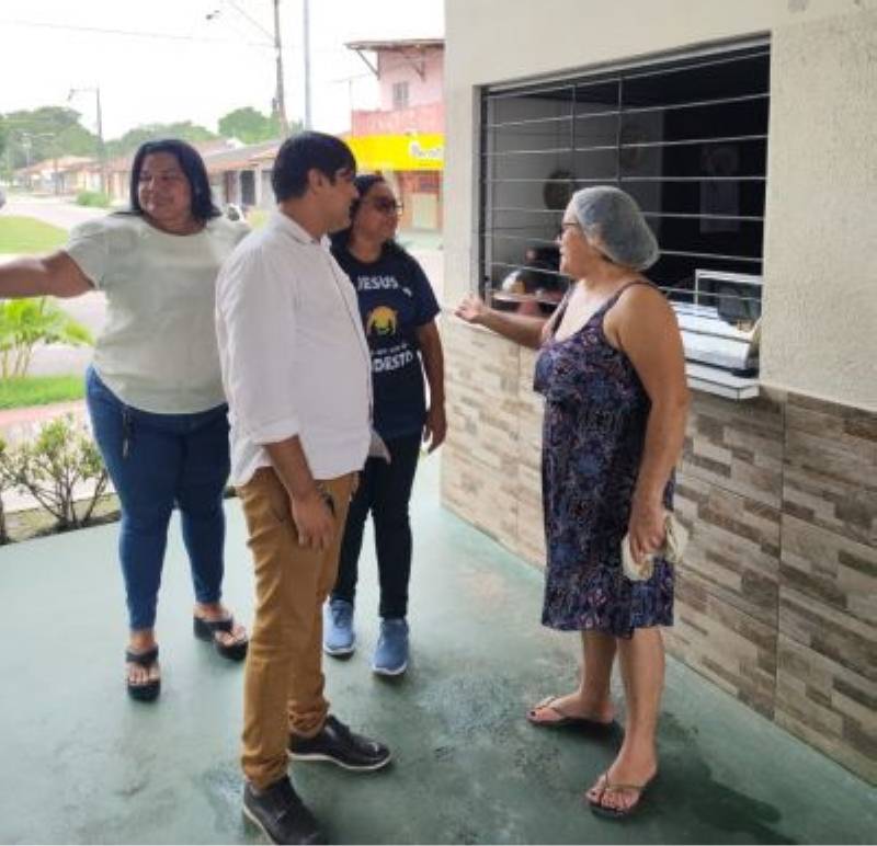 Equipe técnica da Seltur conversando com empreendedores.