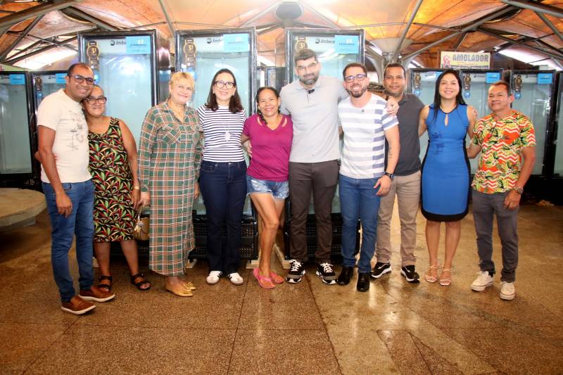 Prefeito de Ananindeua, com autoridades locais, e feirantes durante a entrega dos refrigeradores.