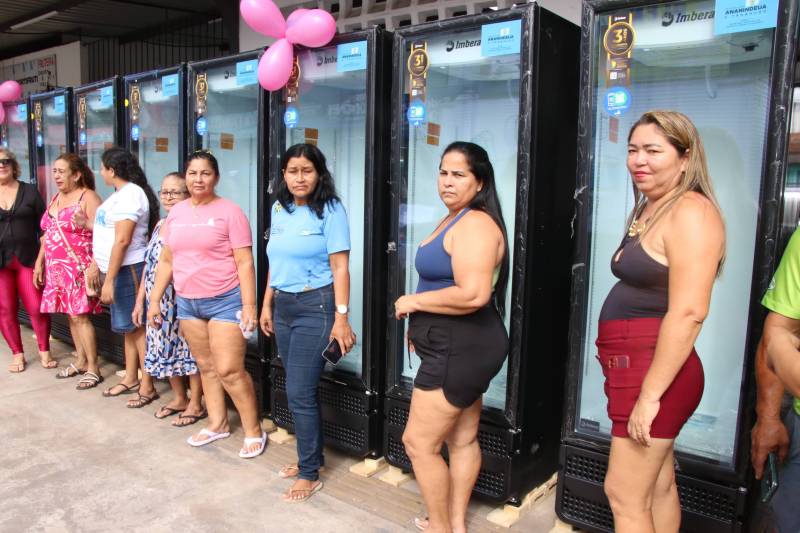 Mulheres feirantes do Paar contempladas com refrigeradores.