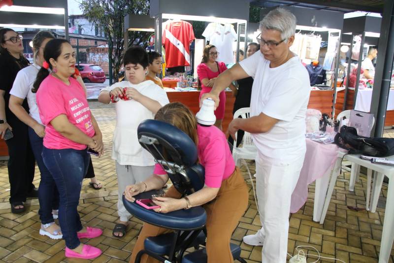 Serviço de massagem para o público.