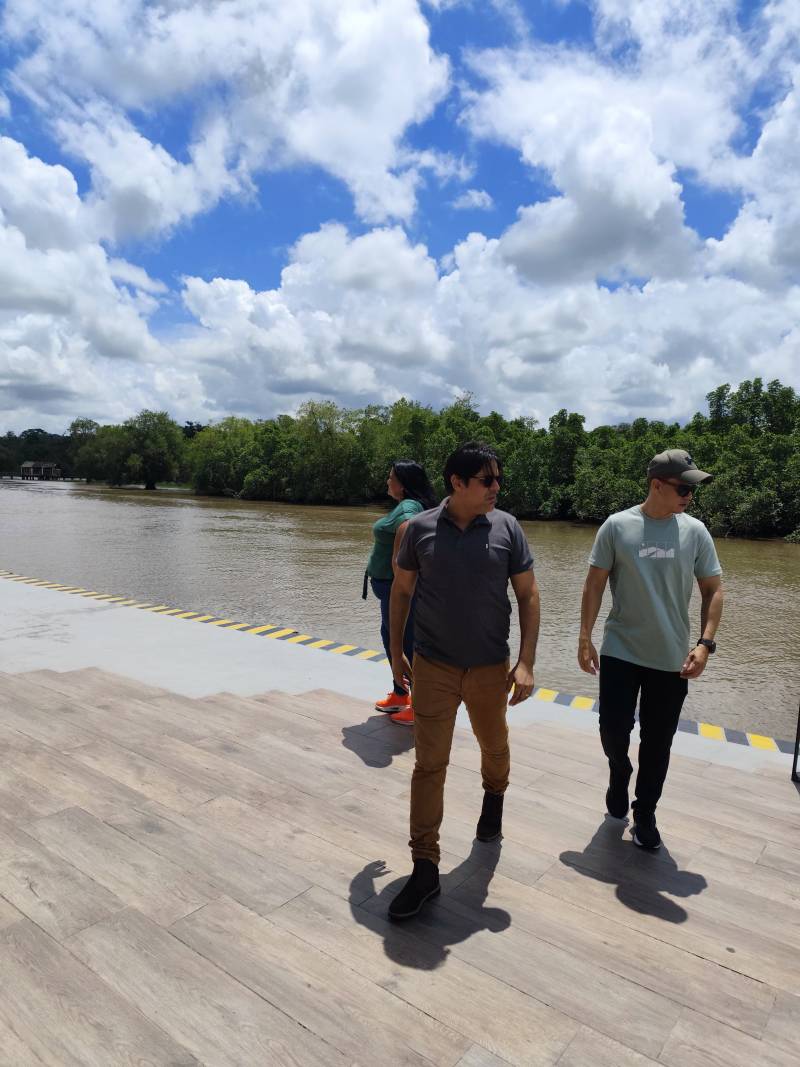 Equipe da Secretaria de Lazer e Turismo vendo a estrutura da Orla de Ananindeua.